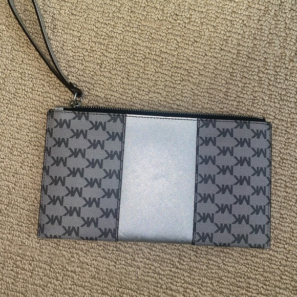 MK Wristlet - Picture 2 of 4